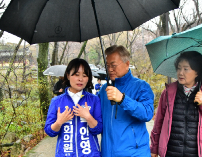 ‘폭풍 정치 행보’ 파란 점퍼 입은 문재인…네티즌들 ‘관심 폭발’한 SNS 봤더니
